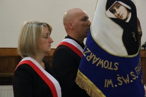 sztandar szkoły świętej Siostry Faustyny